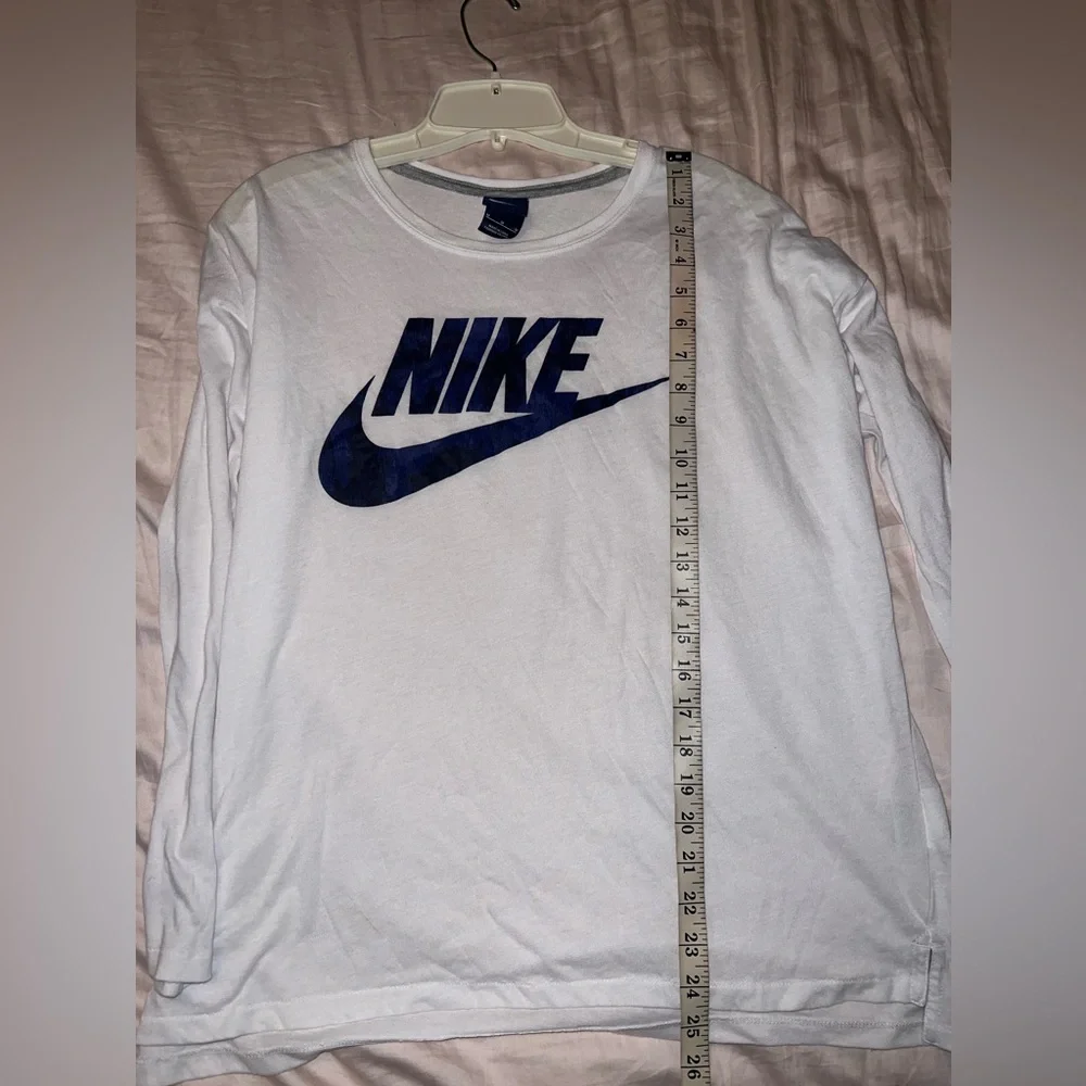 Nike Women’s White Long Sleeve Logo Tee Size M